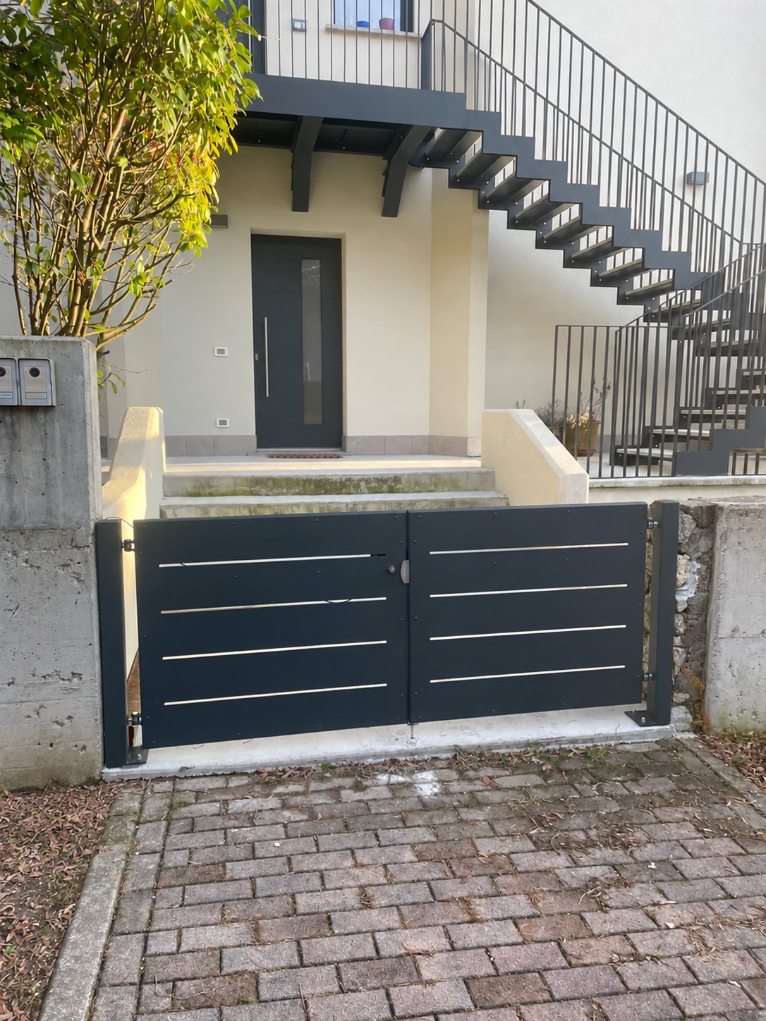 Cancello metallico grigio